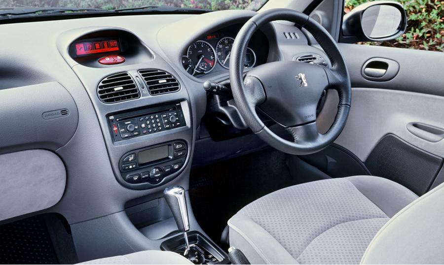  Peugeot 206 1998 года  (фото 36 из 46)